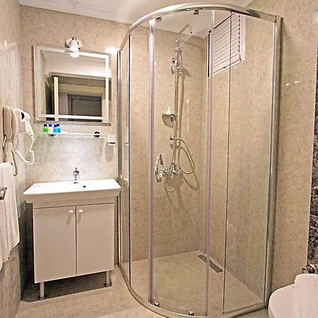 The Life Center Nocleg ze śniadaniem 4*