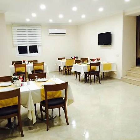 فندق مبيت وإفطار The Life Center 4*